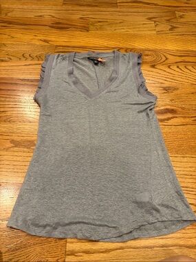 Banana Republic Gray Sleeveless V‑Neck Ruffle Trim Sweater 100% linen